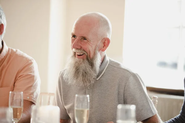 Senior Mann auf einer Hochzeit — Stockfoto