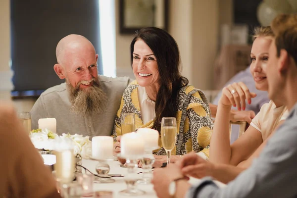 Весільні гості Спілкування на вечері — стокове фото