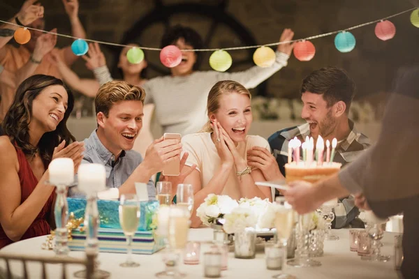 День народження торт на вечірці — стокове фото