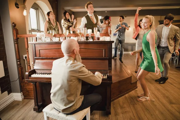 Wedding Guests Having Fun With The Piano — Stock Photo, Image