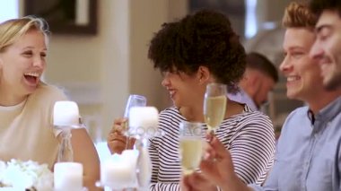 Arkadaşlar bir düğün yemeğinde sosyalleşme. 