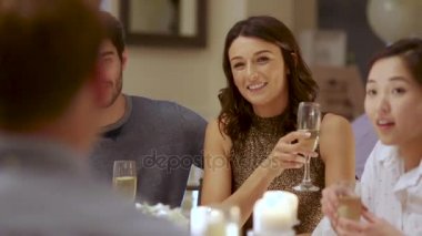 Arkadaşlar bir düğün yemeğinde sosyalleşme. 