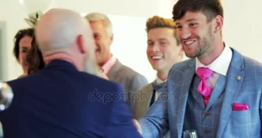 Gelin ve Damat Düğün onların düğün konukları ile sosyalleşme.