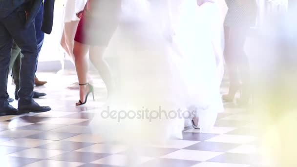 Zár Megjelöl Szemcsésedik Emberek Lába Táncolnak Egy Esküvőn Beleértve Menyasszony — Stock videók