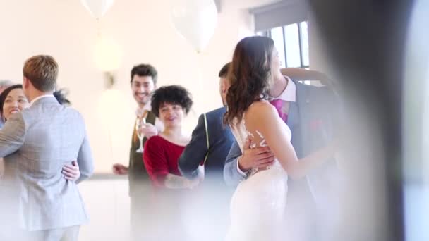 Couple Nouvellement Mariés Dansent Ensemble Leur Mariage Avec Tous Leurs — Video