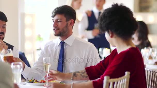 Novia Novio Socializando Con Sus Invitados Recepción Boda — Vídeo de stock