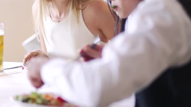 Nahaufnahme Einer Dinnerparty Bei Der Teller Gereicht Und Essen Genossen — Stockvideo