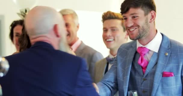 Braut Und Bräutigam Beim Hochzeitsempfang Mit Ihren Hochzeitsgästen — Stockvideo