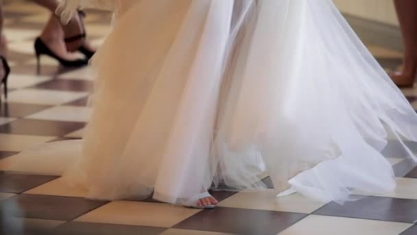 Clsoe Pak Vystřelí Nohy Nevěsty Jako Ona Tančí Svým Novým — Stock video