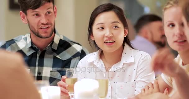 Los Amigos Están Socializando Cena Una Boda — Vídeo de stock