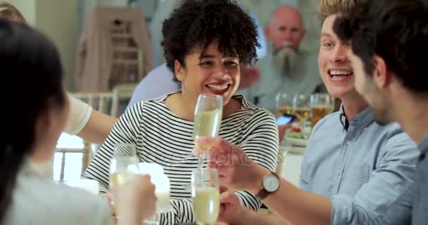 Vrienden Zijn Gezelligheid Het Diner Van Een Bruiloft — Stockvideo