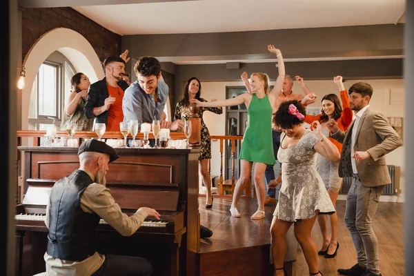 Invitados de boda divirtiéndose con el piano — Foto de Stock