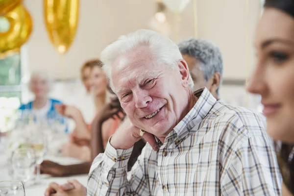 Старший чоловік на день народження — стокове фото