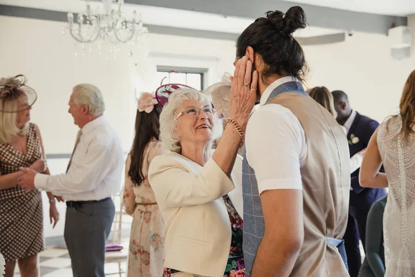 Hablando con su nieto el día de su boda — Foto de Stock