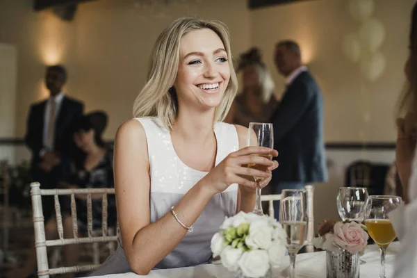 Belle invitée à un mariage — Photo