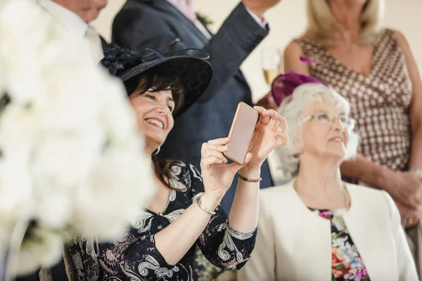 Tomar fotos en la recepción de la boda — Foto de Stock