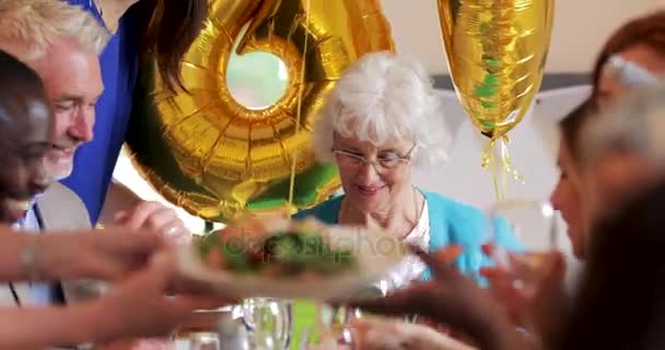 Mensen Genieten Van Eten Drinken Een Senior Verjaardagsfeestje Passeren Van — Stockvideo