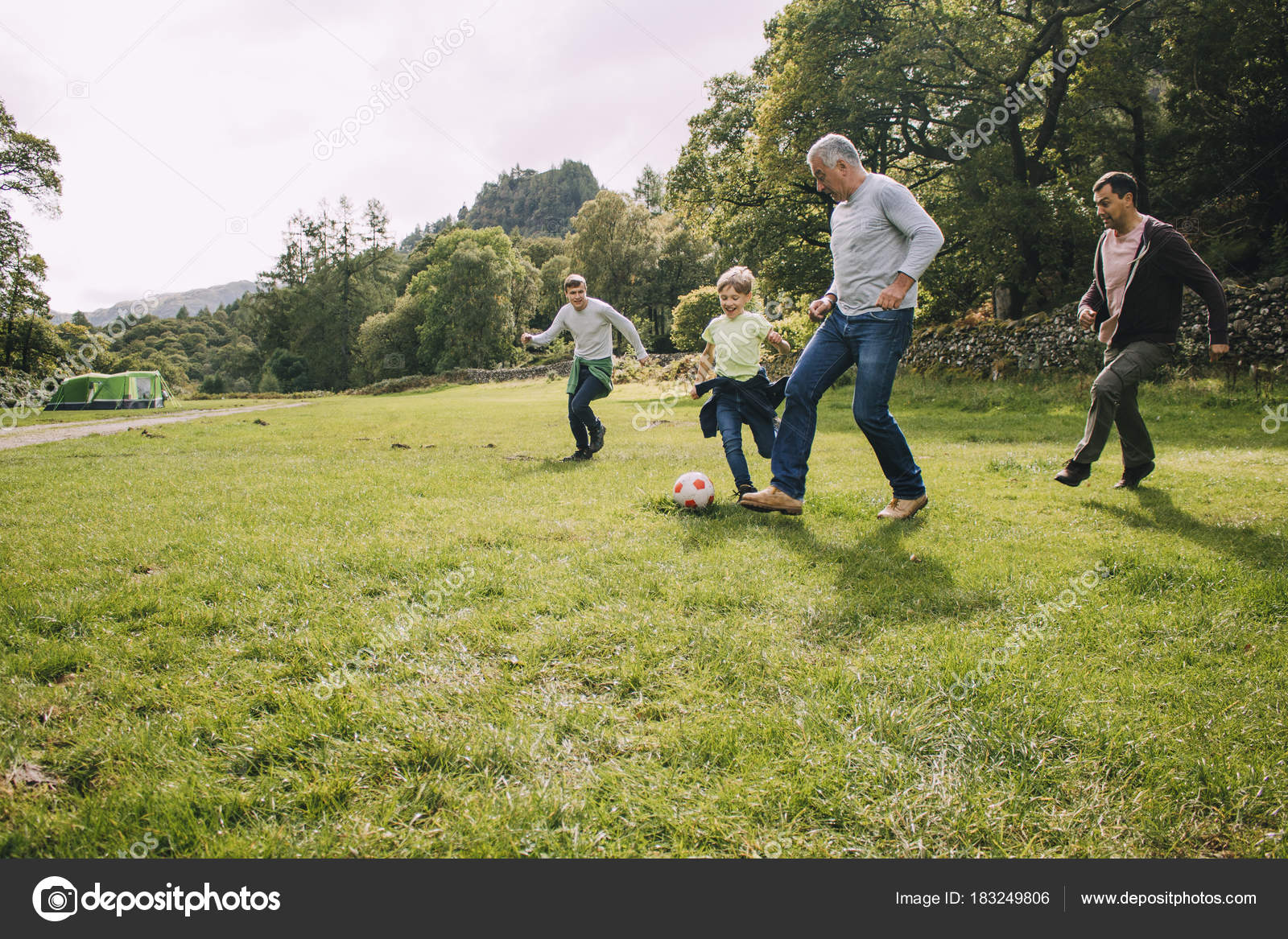 おじいちゃんとサッカー 無料のストック写真 C Dglimages