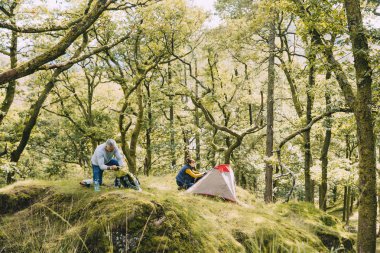 Üst düzey çift vahşi birlikte kamp