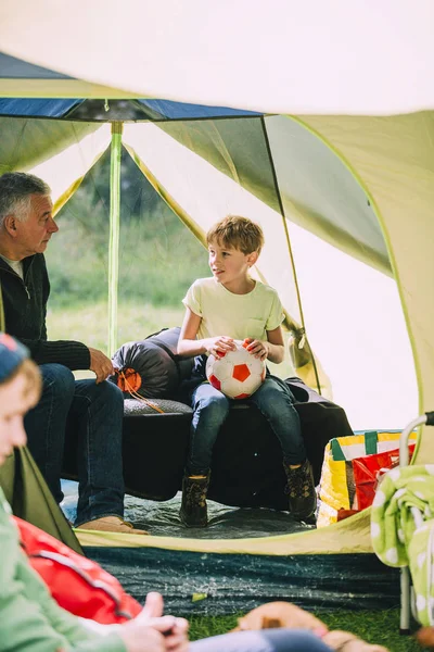 与爷爷在帐篷里放松 — 图库照片