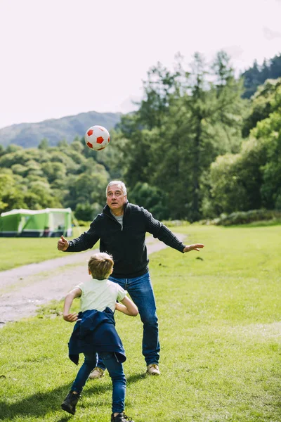 Dede ile futbol oynarken — Stok fotoğraf