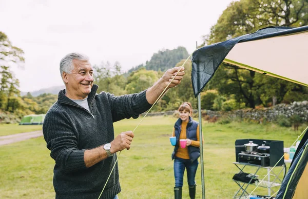 Couple aîné installant le camp — Photo