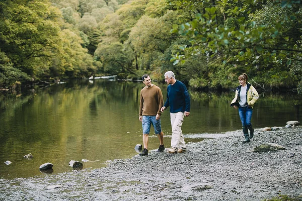 Family Hiking Round the Lake District — Stock Photo, Image