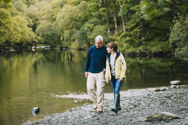 Couple aîné Promenade dans le Lake District — Photo