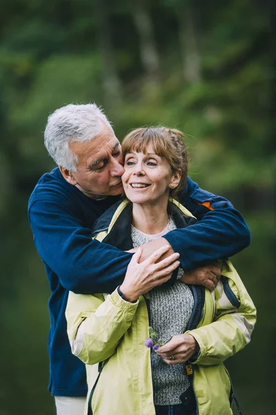 Senior koppel kussen — Stockfoto