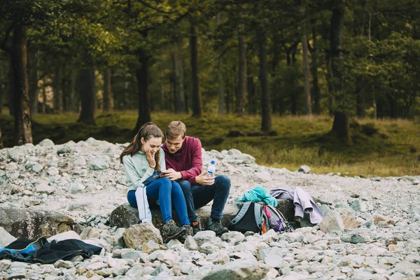 Tieners ontspannen na wandelen — Stockfoto