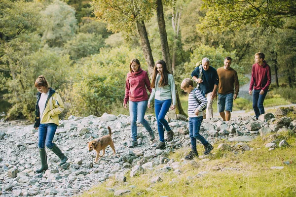 Drei-Generationen-Familie wandert durch die Seenplatte — Stockfoto