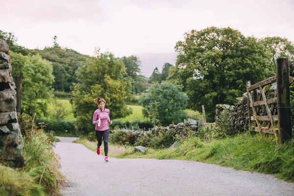 Senior Running in the Lake District — Fotografie, imagine de stoc