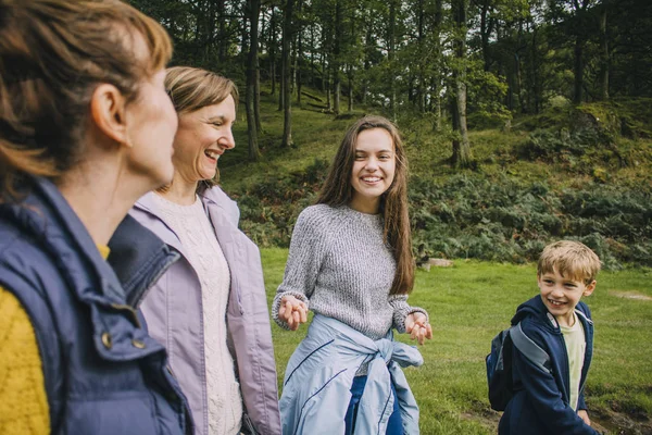 Üç nesil Aile Hiking — Stok fotoğraf