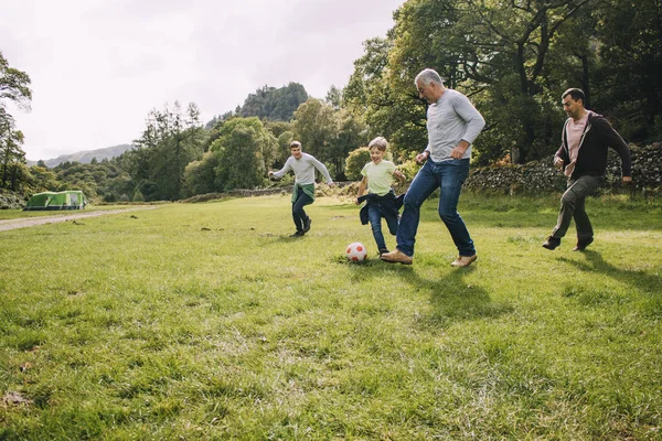 Giocare a calcio con il nonno Immagine Stock