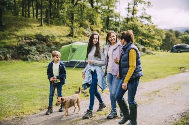 Köpekle Hiking aile