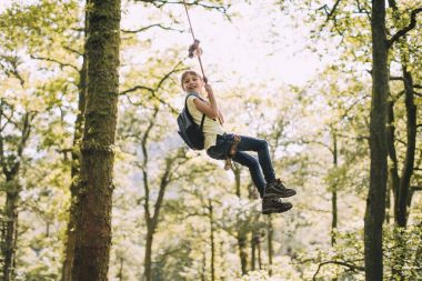 Küçük çocuğa bir ip salıncak