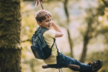 Küçük çocuğa bir ip salıncak