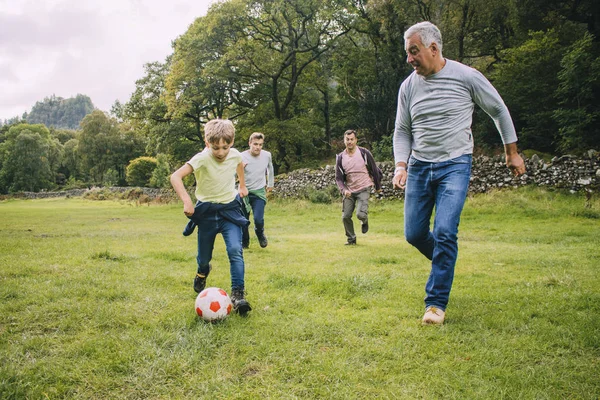 Dede ile futbol oynarken — Stok fotoğraf