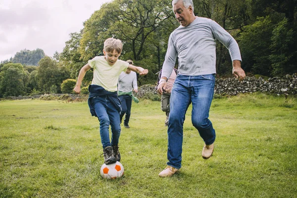 Hraje fotbal s dědeček — Stock fotografie