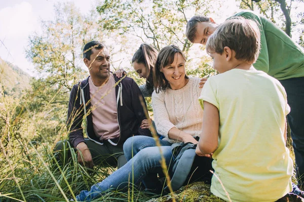 Family Stopping for Lunch while Hiking — Stock Photo, Image