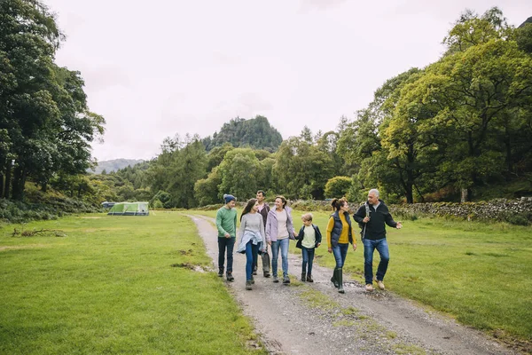 Familie geht nach dem Zelten wandern — Stockfoto