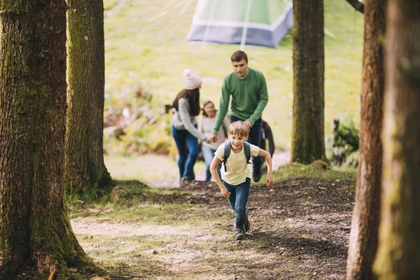 Familia haciendo una caminata juntos — Foto de Stock