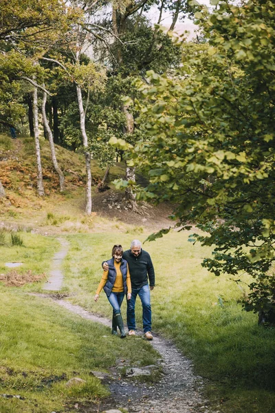 Senior Couple Hiking di District Lake — Stok Foto