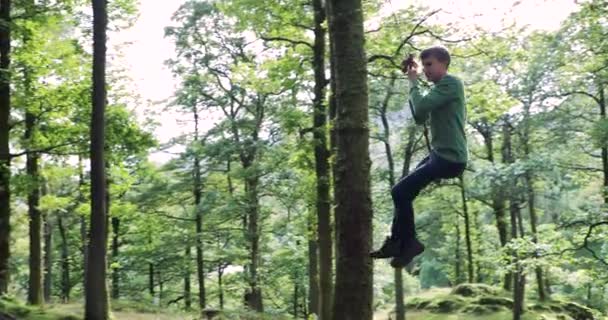 Tiener Heeft Een Bocht Rope Swing Vond Hij Heeft Met — Stockvideo