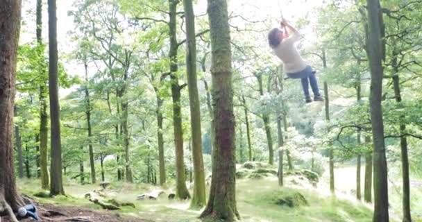 Děti Tlačí Svou Matku Lano Swing Zastihlo Při Pěší Turistika — Stock video