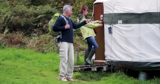 Seniorenpaar Verlässt Jurte Wald Eine Wanderung Unternehmen — Stockvideo