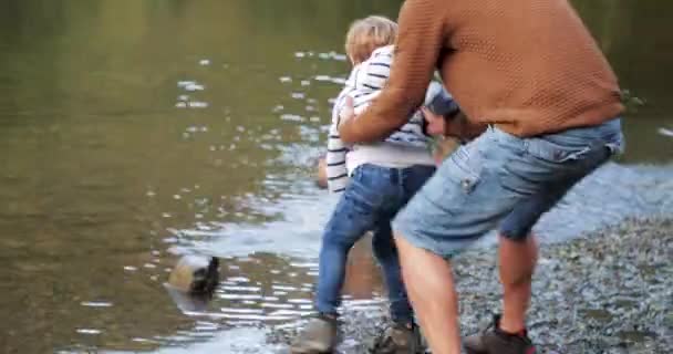 Menino Está Brincando Perto Borda Lago Antes Seu Pai Brinca — Vídeo de Stock