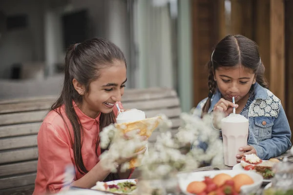 Bir Milkshake zevk kız — Stok fotoğraf