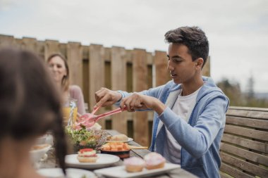 Genç çocuk salata karıştırma