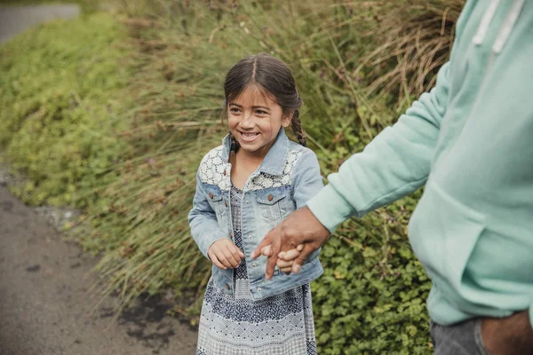 어린 소녀가 그녀의 아버지 손을 잡고 — 스톡 사진